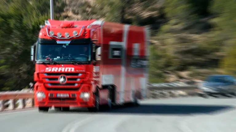 Un camión circula por la carretera