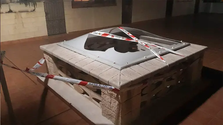 La claraboya por la que han caído las niñas