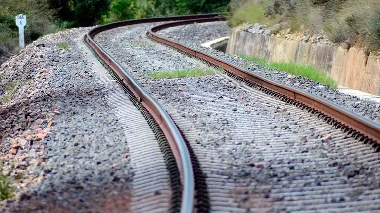 Una vía de tren en una imagen de archivo