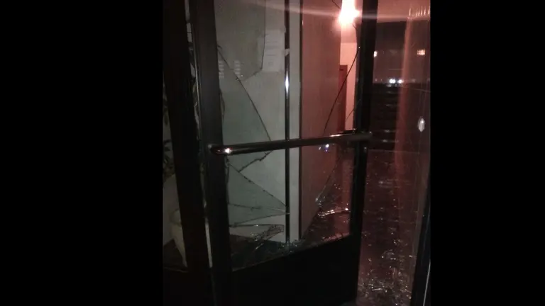 Cristal roto en un portal del barrio de San Juan POLICÍA MUNICIPAL