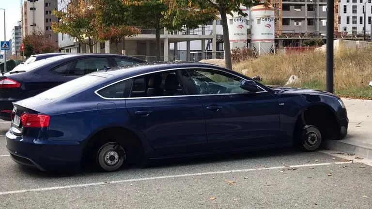 El vehículo con las ruedas sustraídas en el barrio de Lezkairu de Pamplona.