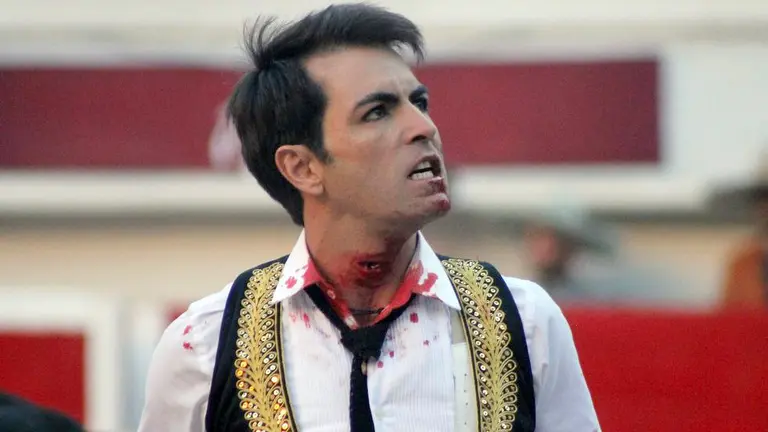 El torero Arturo Macías, con la cornada en el cuello. FOTO LA VANGUARDIA MX