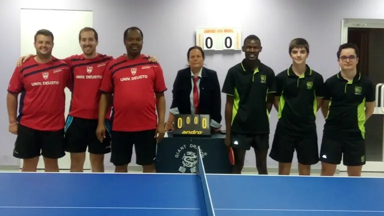 Partido de tenis de mesa en Oberena. Cedida.