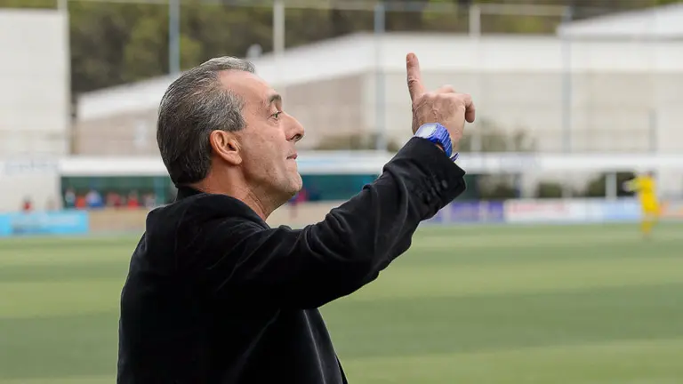Nacho Martín, entrenador del Izarra durante un partido en Markatondoa. PABLO LASAOSA (2)