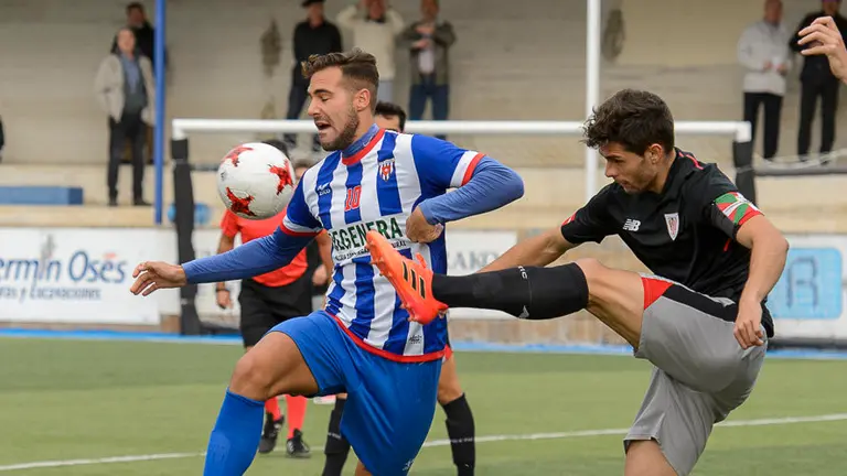 Partido entre el Izarra y el Athletic B en Merkatondoa. PABLO LASAOSA 01 (6)