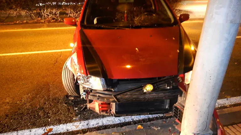 Estado en el que ha quedado el vehículo empotrado contra una farola en la avenida Aróstegui. POLICÍA MUNICIPAL
