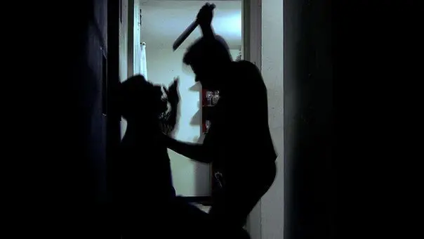 Un hombre golpea a otro y sostiene un cuchillo para intenar clavárselo ARCHIVO