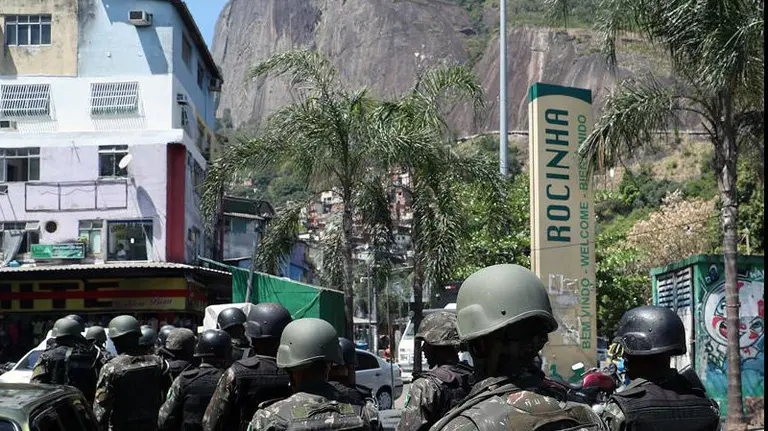 Militares brasile&ntilde;os en la favela Rochina, la mayor de R&iacute;o de Jaineiro.