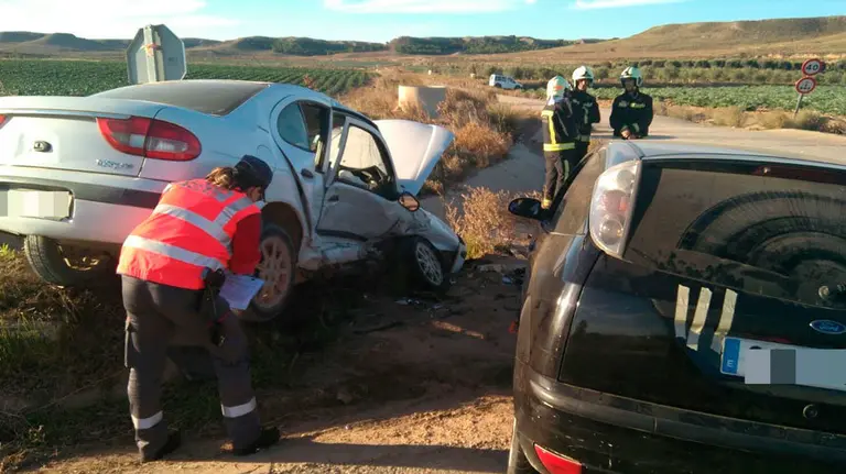 La Policía Foral atendiendo el choque de dos vehículos en Ablitas. POLICÍA FORAL