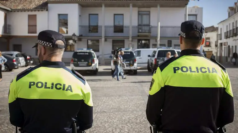 Imágenes de varios policías locales junto a patrullas de la Guardia Civil durante una operación policial EFE