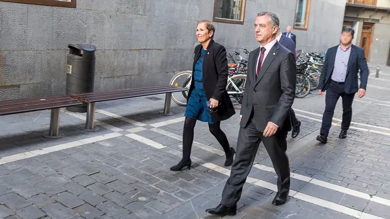 El director de cine navarro Montxo Armendáriz recibe el Premio Eusko Ikaskuntza-Laboral Kutxa acompañado, entre otros, de Uxue Barkos e Íñigo Urkullu (09). IÑIGO ALZUGARAY