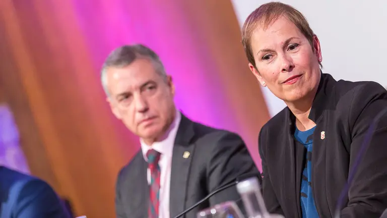 El lehendakari Urkullu junto con la presidenta del Gobierno de Navarra. IÑIGO ALZUGARAY