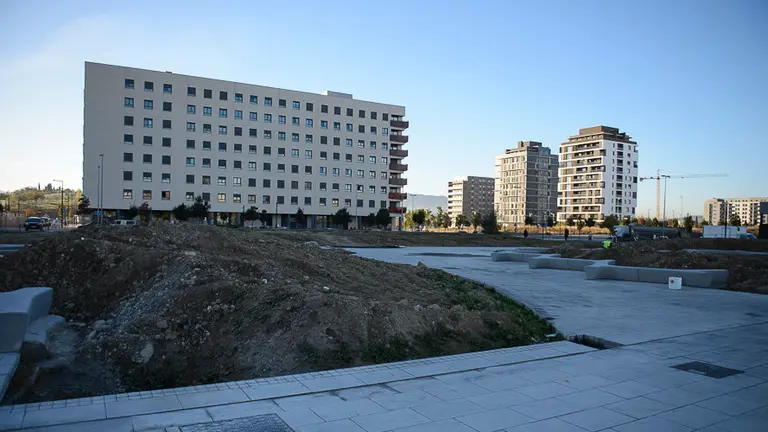 Miembros de la comisión y la Gerencia de Urbanismo visitan la plaza Central de Lezkairu. PABLO LASAOSA 10