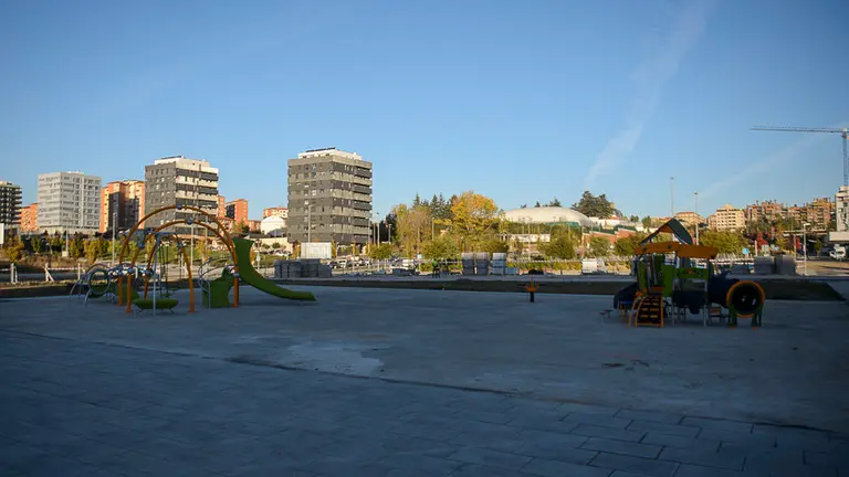 Miembros de la comisión y la Gerencia de Urbanismo visitan la plaza Central de Lezkairu. PABLO LASAOSA 11