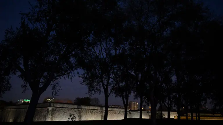 la hora azul, después del atardecer en la Vuelta del Castillo de Pamplona. PABLO LASAOSA 02