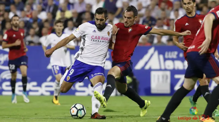 Unai García ante Borja Iglesias (R. Zaragoza). La Liga.