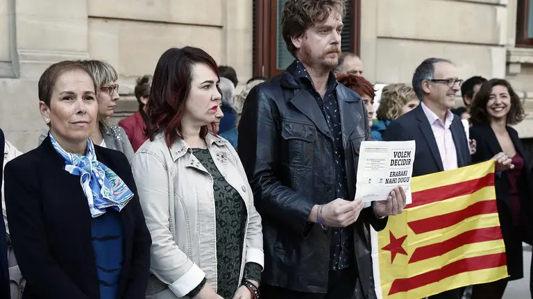 Varios partidos se concentran a las puertas del Parlamento de Navarra para defender la ilegalidad cometida en Cataluña. EFE