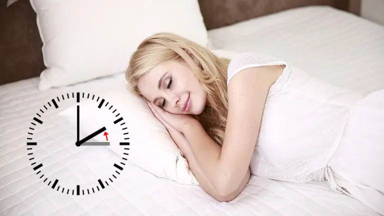 Una mujer duerme en la cama aprovechando el cambio de hora al horario de invierno ARCHIVO