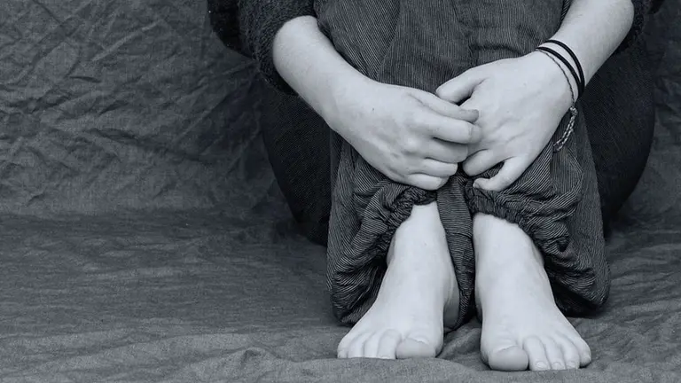 Una mujer yace en el suelo en una imagen de archivo