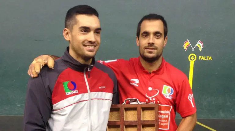 Víctor y Bengoetxea en el frontón Adarraga. Asegarce.