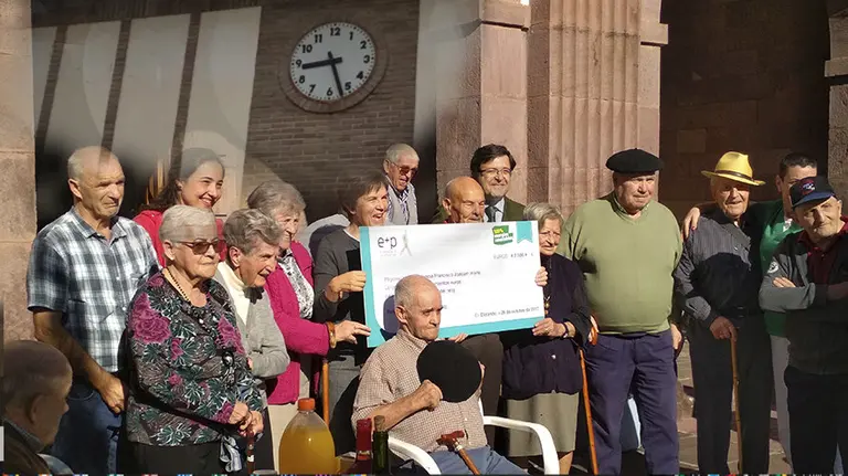 El reloj de la torre junto a los ancianos de la residencia