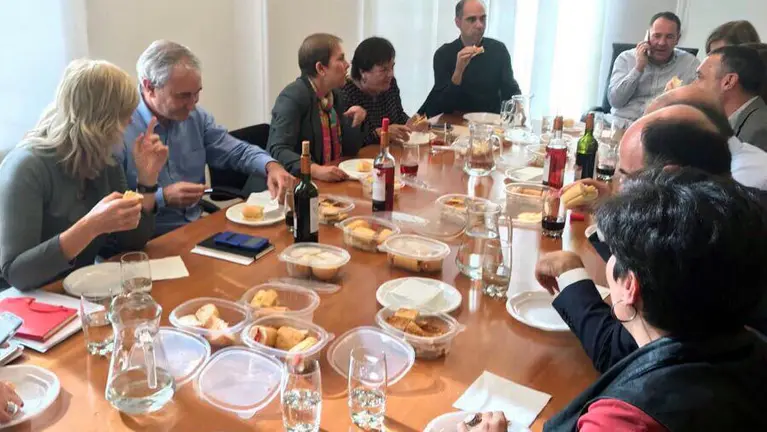 Reunión de los miembros del Gobierno de Uxue Barkos durante el almuerzo. FOTO TWITTER DE UXUE BARKOS (2)