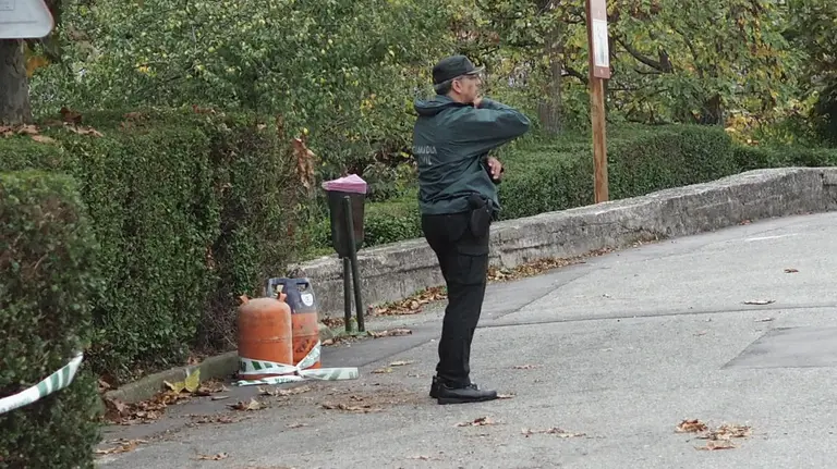 Bomberos y Guardia Civil trabajan en la casa derrumbada en Arazuri en la que ha fallecido su inquilino. MIGUEL OSÉS
