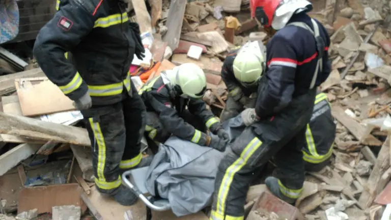 Los bomberos recuperan el cadáver del hombre sepultado en la explosión de su casa en Arazuri BOMBEROS DE NAVARRA