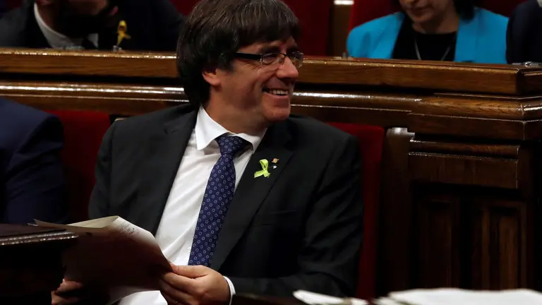 El president de la Generalitat, Carles Puigdemont, durante el pleno en el Parlament.  EFE