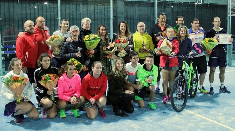 Participantes en el torneo ben&eacute;fico Goizargi. Cedida.