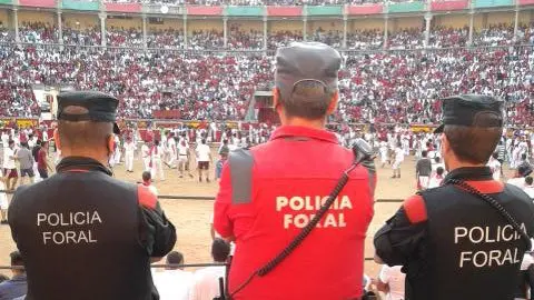 Agentes controlan un espectáculo taurino POLICÍA FORAL