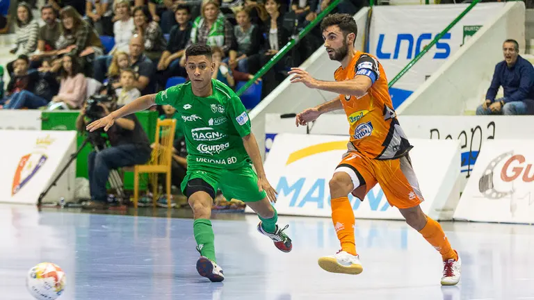Partido entre Osasuna Magna y Aspil Vidal disputado en el pabellón Anaitasuna (107). IÑIGO ALZUGARAY