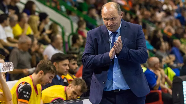 José Lucas Mena. Partido entre Osasuna Magna y Aspil Vidal disputado en el pabellón Anaitasuna (120). IÑIGO ALZUGARAY