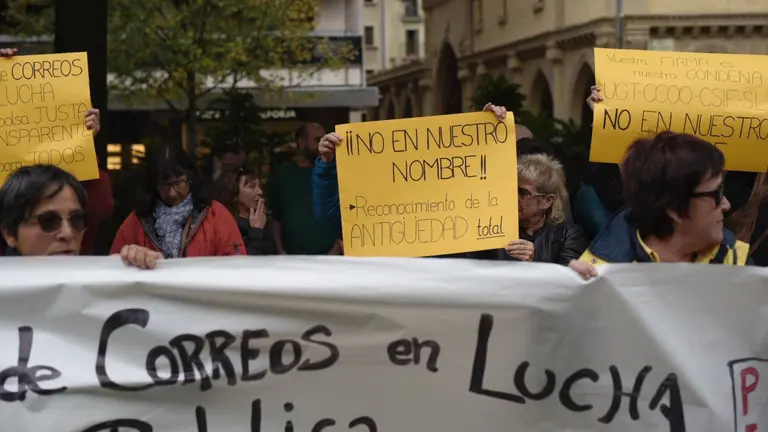 Varios trabajadores eventuales de Correos se manifiestan contral las condiciones laborales. PABLO LASAOSA (3)