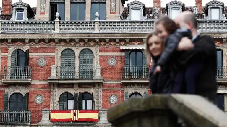 Banderas-española-y-catalana-en-Pamplona-EFE