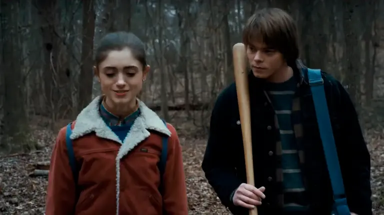 El actor Charlie Heaton junto a la actriz Natalia Dyer en un fotograma de la serie