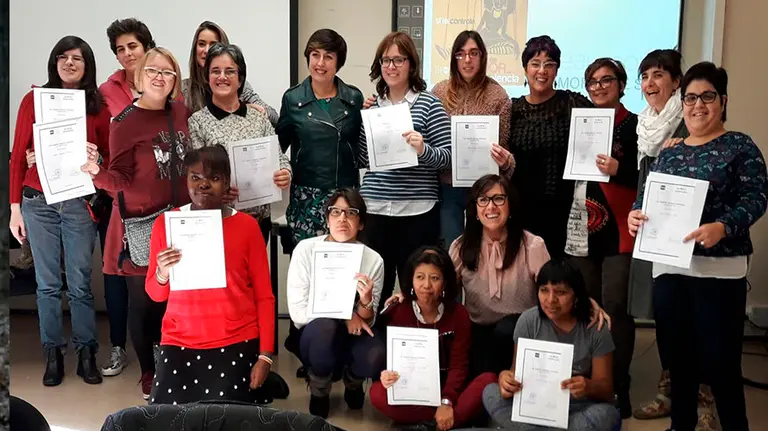 Las participantes en el curso muestran sus diplomas