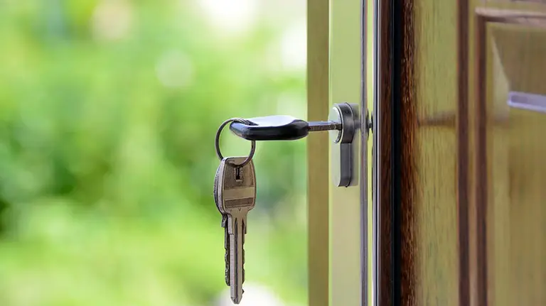 Una cerradura con una llave