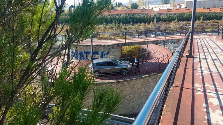 Un coche queda atrapado en un acceso peatonal en Noáin.