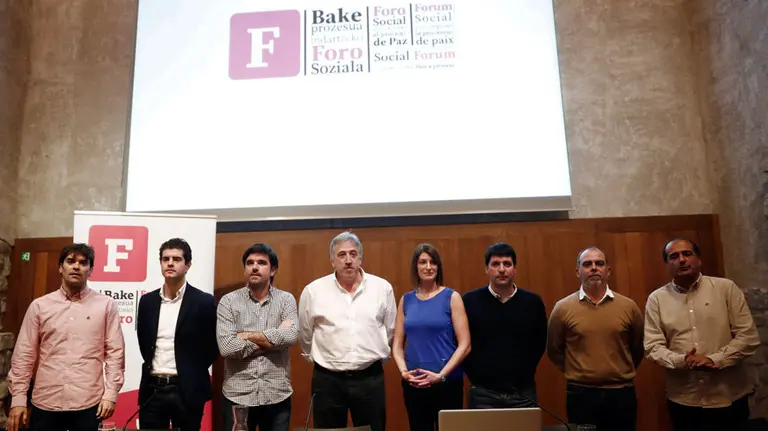 El alcalde de Pamplona, Joseba Asiron (4i), junto con varios alcaldes de Navarra y País Vasco, posan en el Foro Social Permanente EFE