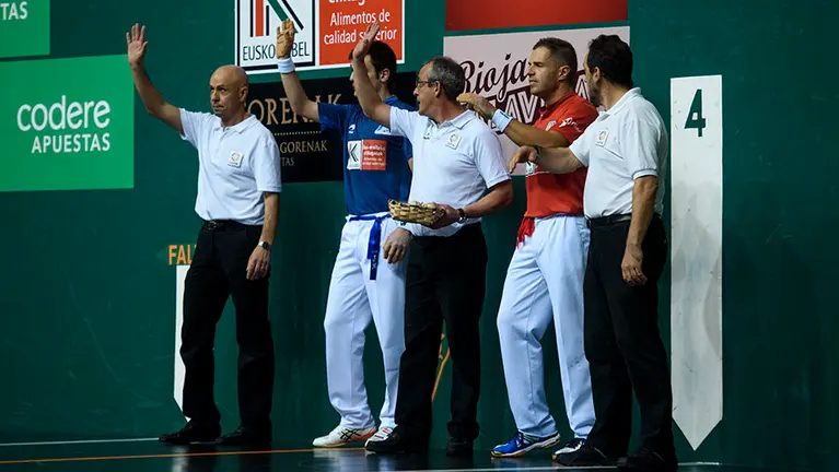 Aimar Olaizola se enfrenta a Daniel Elezkano en cuartos de final en el frontón Labrit. MIGUEL OSÉS_1