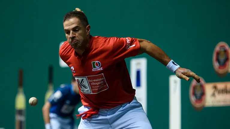 Aimar Olaizola se enfrenta a Daniel Elezkano en cuartos de final en el frontón Labrit. MIGUEL OSÉS_7