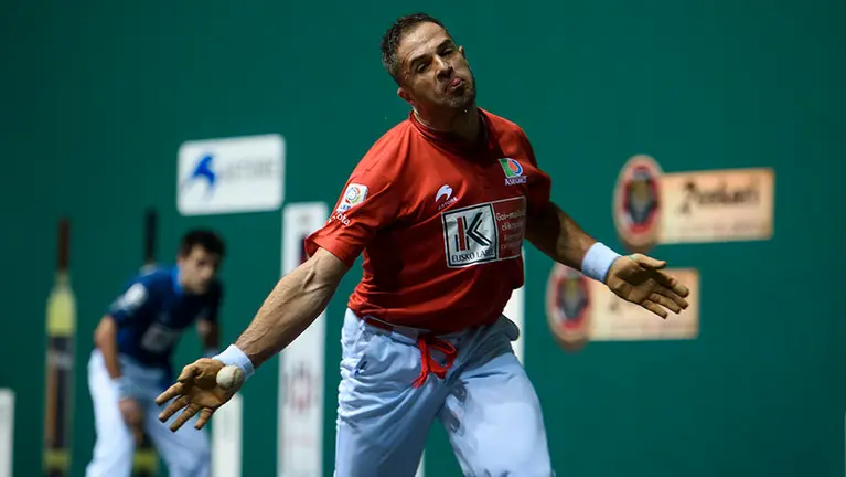 Aimar Olaizola se enfrenta a Daniel Elezkano en cuartos de final en el frontón Labrit. MIGUEL OSÉS_13
