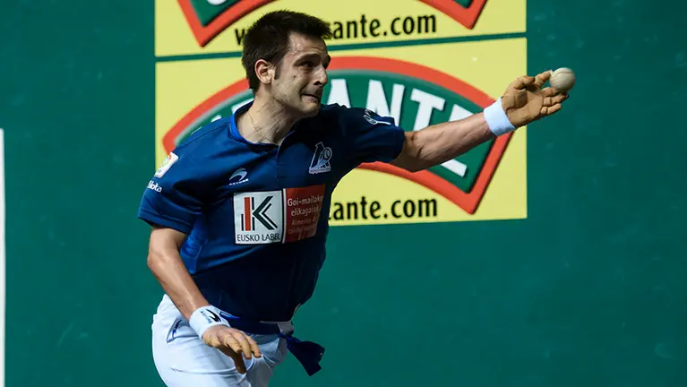 Aimar Olaizola se enfrenta a Daniel Elezkano en cuartos de final en el frontón Labrit. MIGUEL OSÉS_15