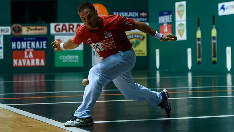 Aimar Olaizola se enfrenta a Daniel Elezkano en cuartos de final en el front&oacute;n Labrit. MIGUEL OS&Eacute;S_21