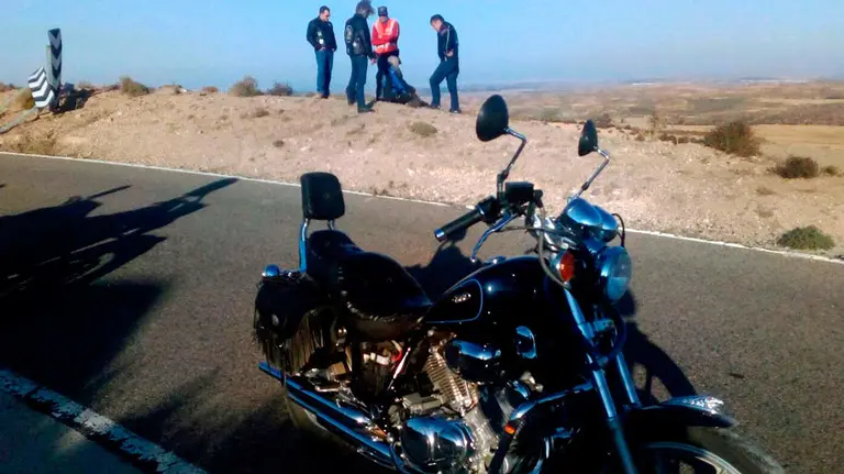 La moto en la que viajaba el hombre herido y la señal derribada al fondo. POLICÍA FORAL