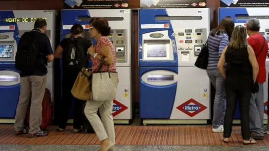 NAC09. MADRID, 17/09/2012.- Viajeros en las máquinas expendedoras de billetes en la estación de Sol. Los empleados de Metro están convocados hoy a paros de cuatro horas para defender sus salarios y protestar contra la subida tarifaria, mientras que los de Cercanías Madrid lo son a una huelga de 24 horas contra la liberalización ferroviaria. EFE/Ballesteros