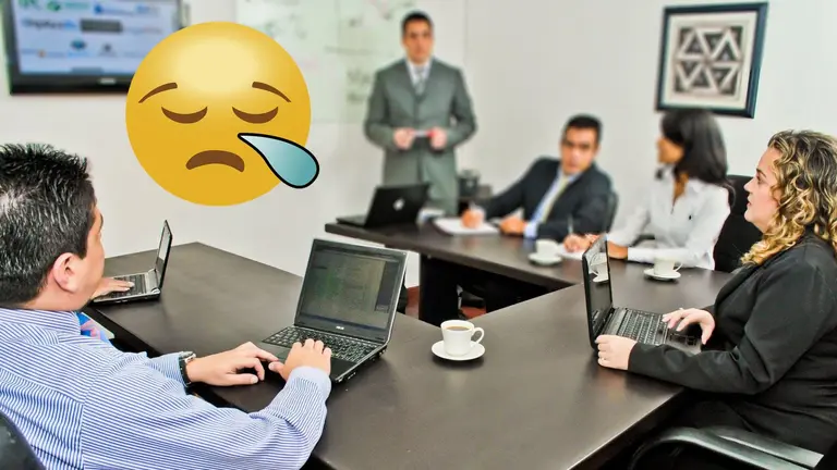 Imagen de una reunión de trabajadores en una oficina ARCHIVO 1