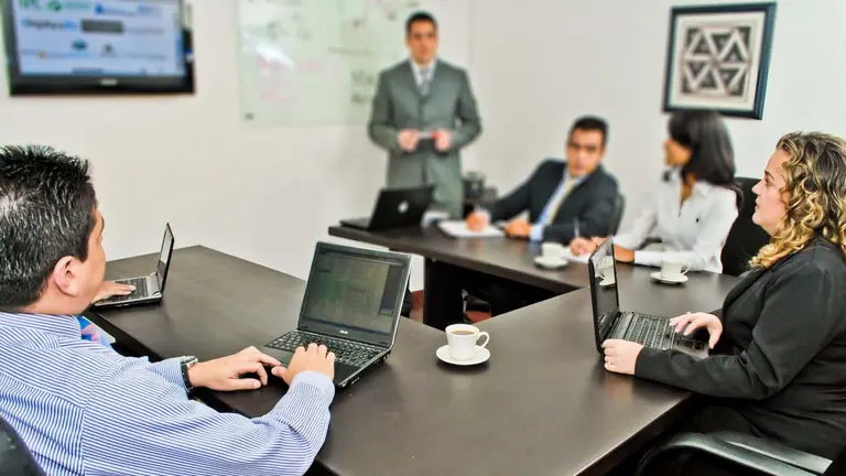Imagen de una reunión de trabajadores en una oficina ARCHIVO