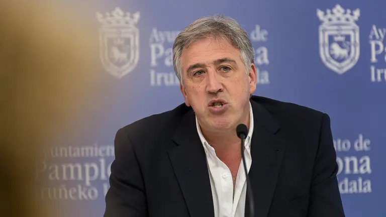 El alcalde de Pamplona, Joseba Asiron, presenta el nuevo organigrama municipal tras la remodelación del equipo de gobierno del Ayuntamiento (015). IÑIGO ALZUGARAY